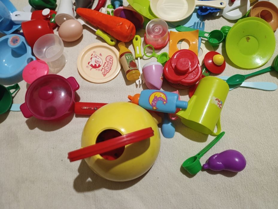 Большой ящик кукольной посуды, аксессуаров, фруктов