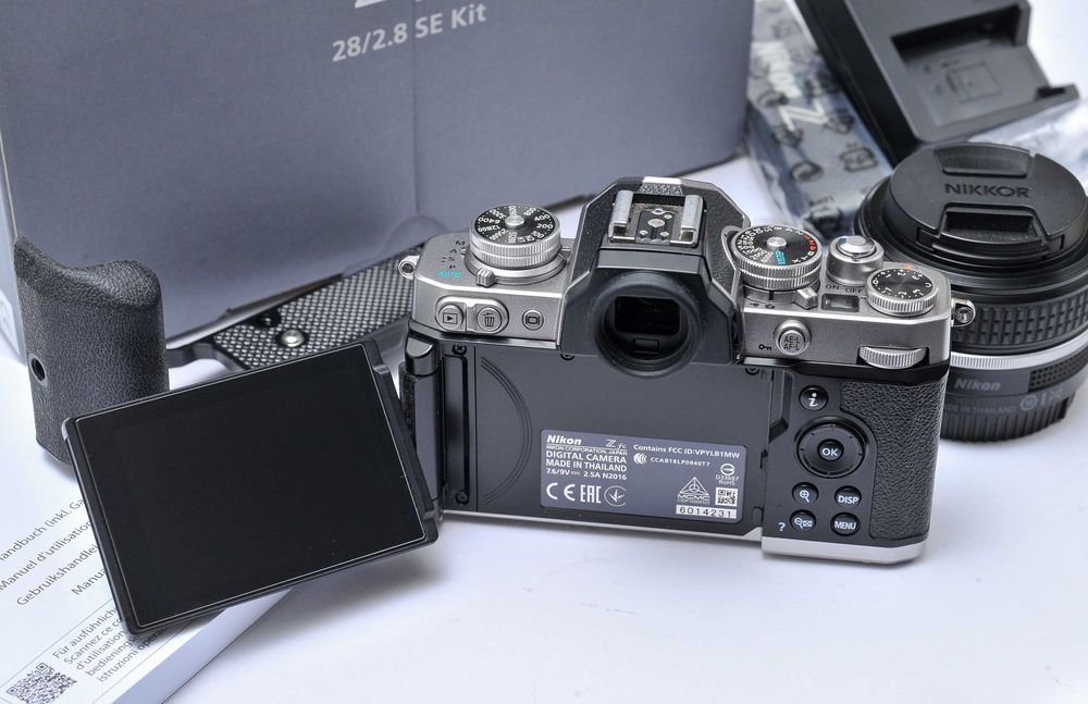 Nikon Zfc (seminova com adaptador de punho)