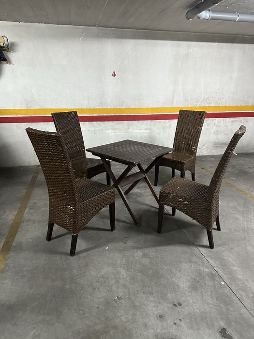 4 cadeiras + mesa desmontável