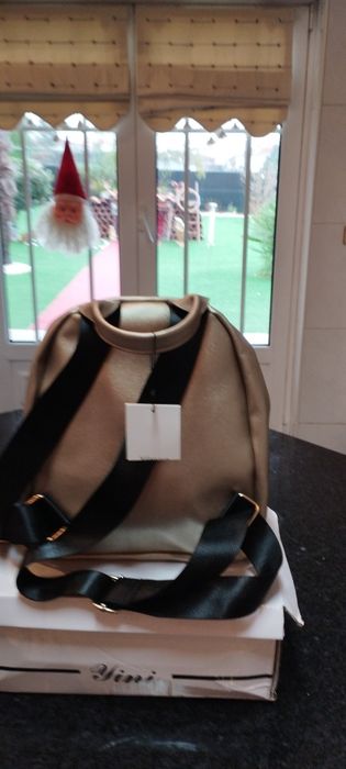 Mochila, com duas opções de uso na mão ou às costas
