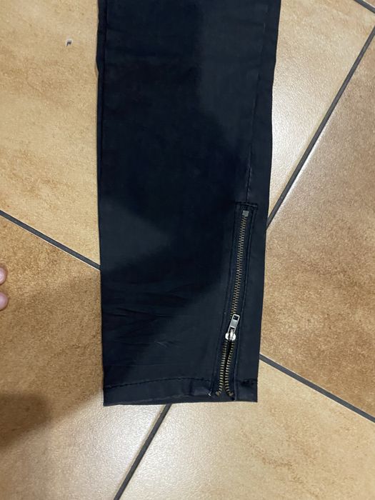 Spodnie skiny z zamkami na nogawkach