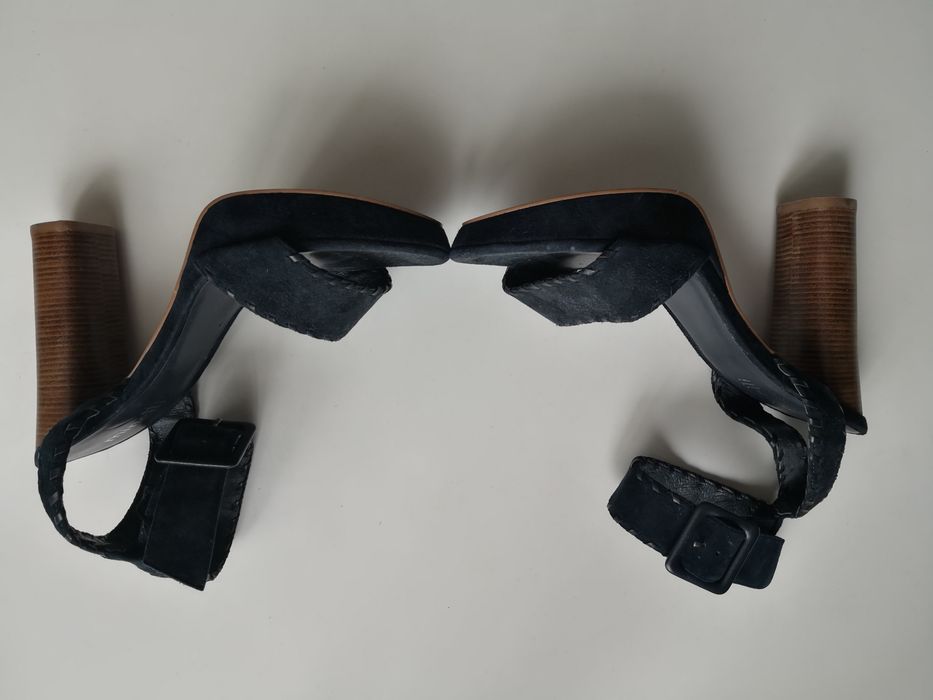 Нові замшеві босоніжки на каблуку