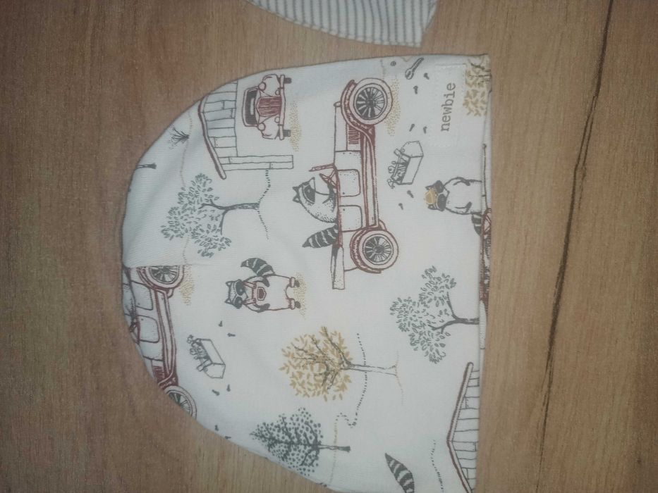 Dwie czapki Newbie 44/46 piękny wzór Chłopiec