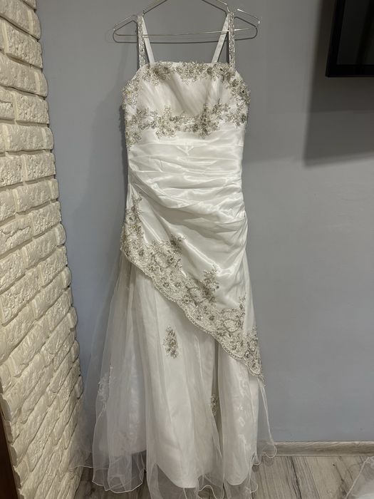 Biala suknia slubna z cekinami i stelazem okraglym pod suknie