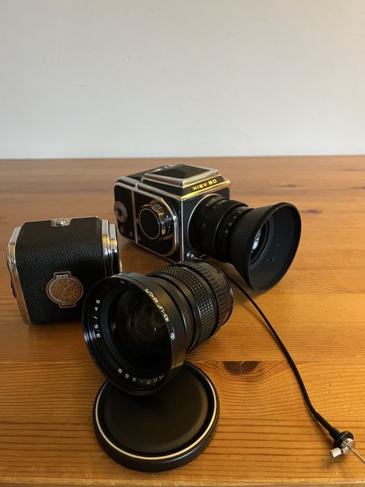 Aparat średnioformatowy KIEV 80 z dwoma obiektywami i magazynkami