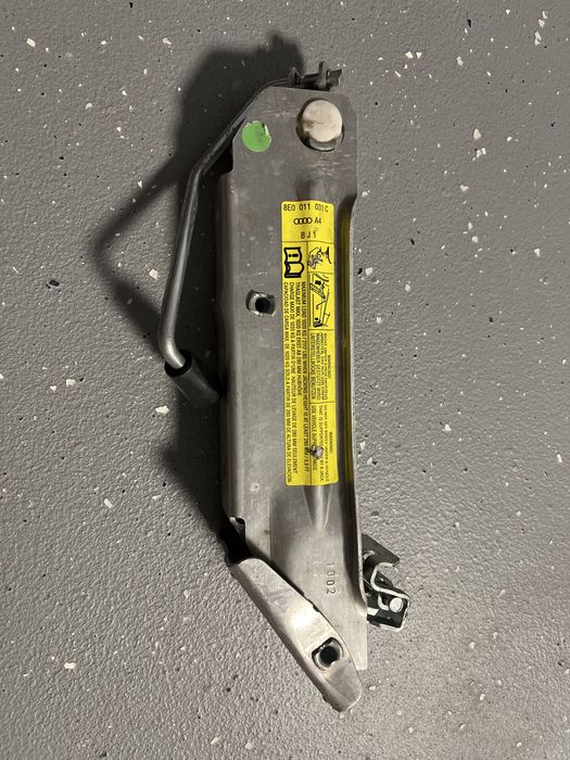 Aluminiowy dodnośnik Audi A4