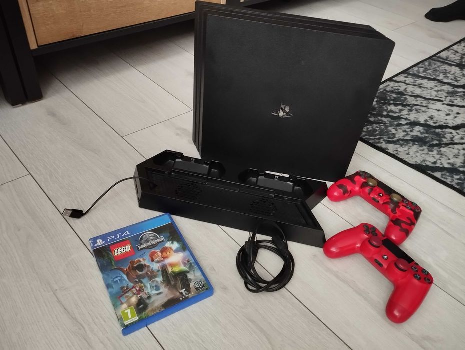 Konsola PS4 pro z padami plus gratis