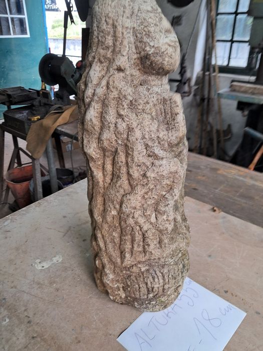 Estatua de santo em pedra.