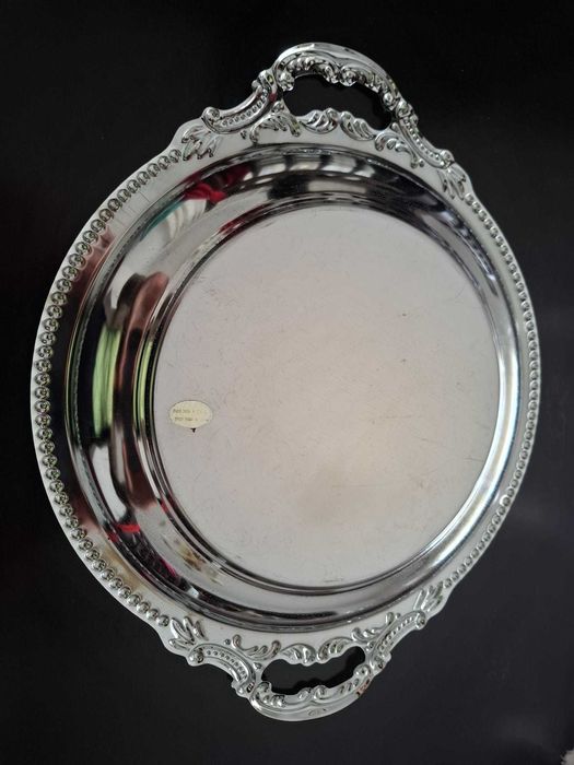 Bandeja de metal prateada