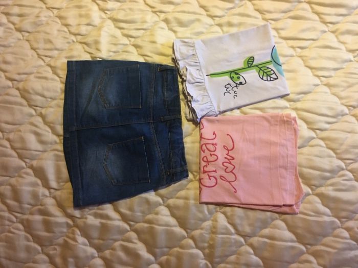 Conjunto saia, camisola e t-shirt