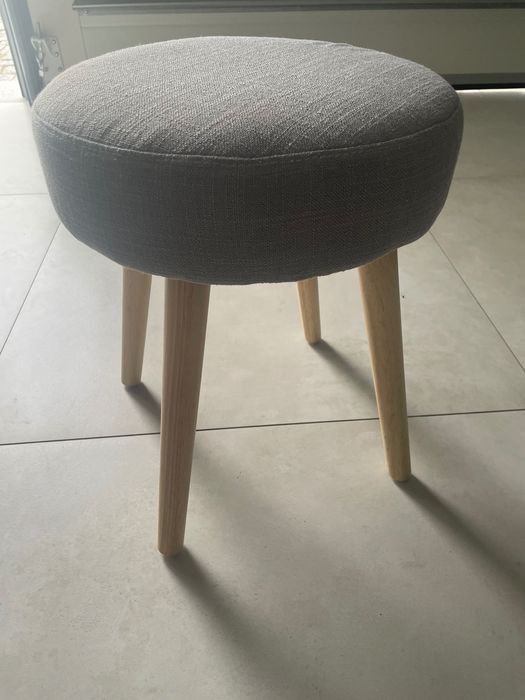 Banqueta com estofo cinzento, nova, altura cerca de 50 cm