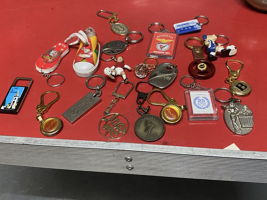 Vendo estas coisas antigas destas  quatro fotos