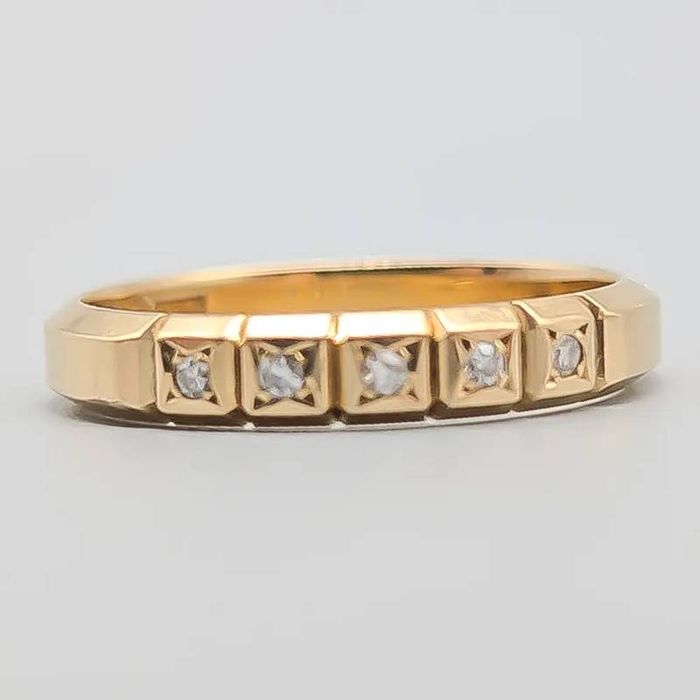 Aliança de casamento em ouro 18 quilates com diamante; 3.21 gramas; 17