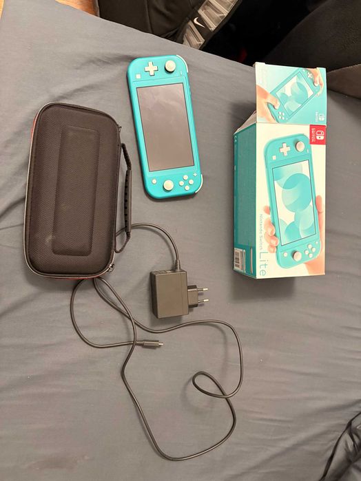 Nintendo Switch Lite Cyan z etui i ładowarką