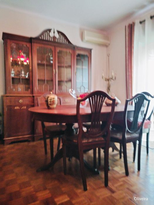 Mesa sala em muito bom estado.