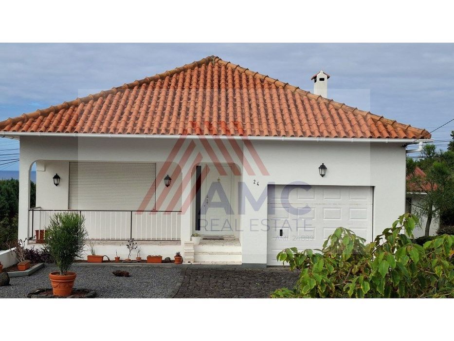Moradia Com 2 Pisos 11 Divisões E 2 Garagens Na Candelária, Madalen...