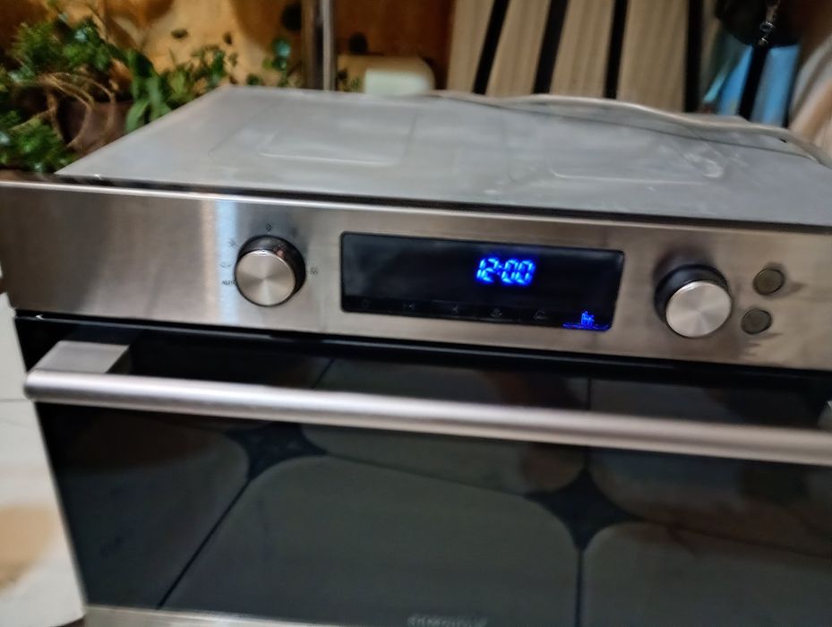 Продам духовку на кухню