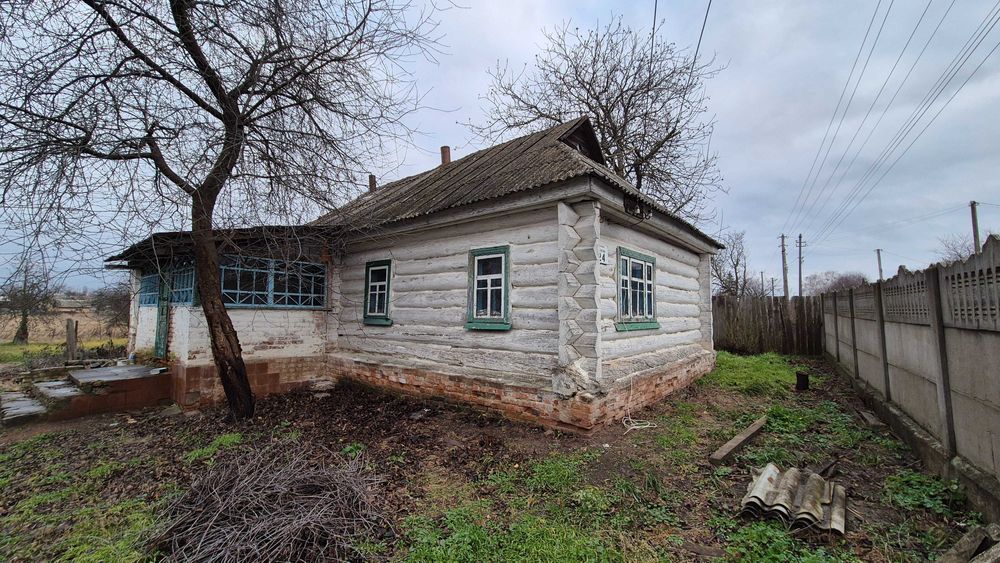 Велика ділянка зі старим будинком у селі Небрат