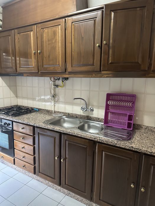 Aluga-se quarto com varanda a trabalhador (preferência)