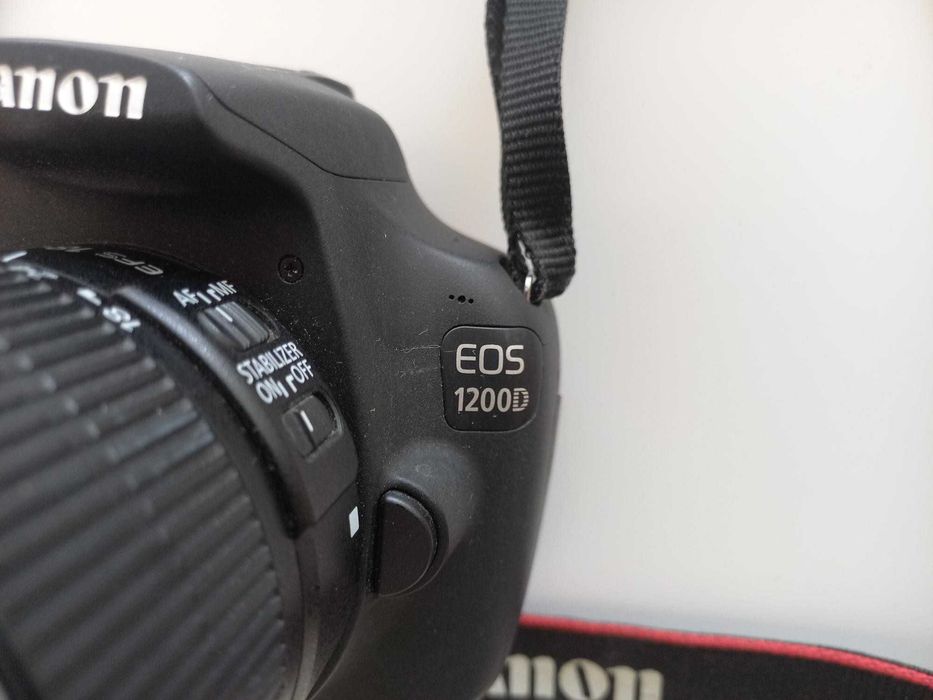 Máquina Fotográfica Reflex CANON EOS 1200D