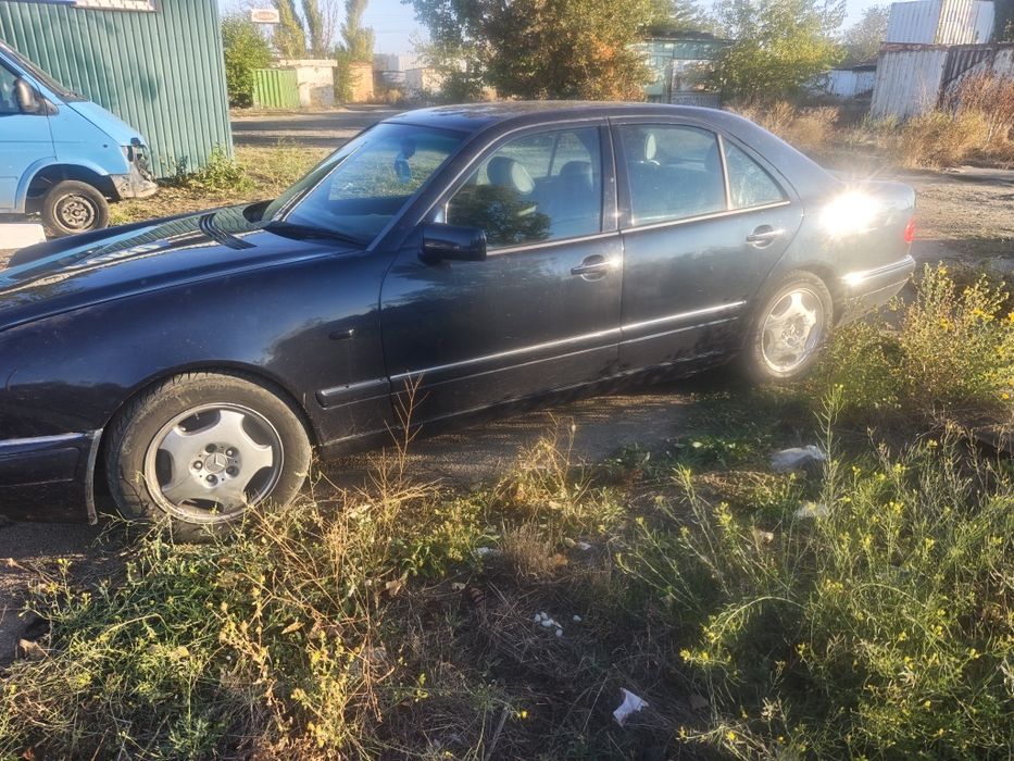 Продам хороший Мерседес Е320