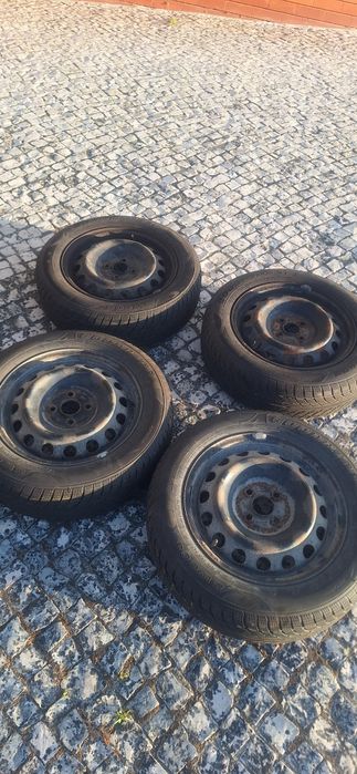 4  pneus a 80% Goodride 175/65R15 + 1 pneu