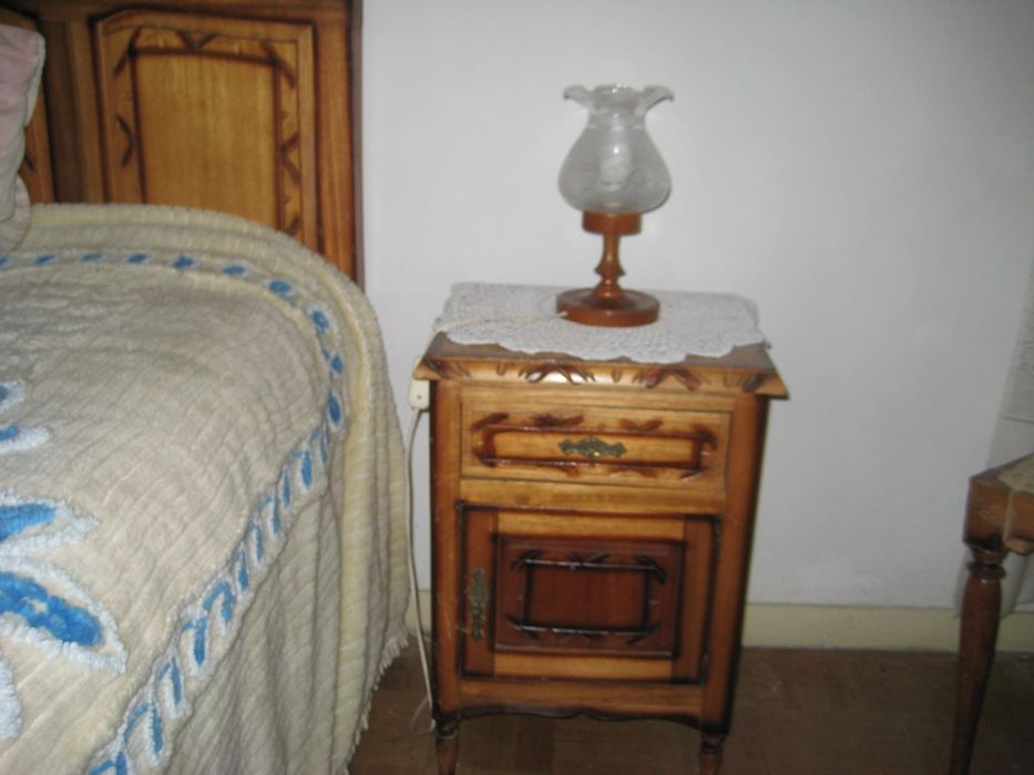 Cómoda,  mesas de cabeceira  cadeiras e oferta de cama.