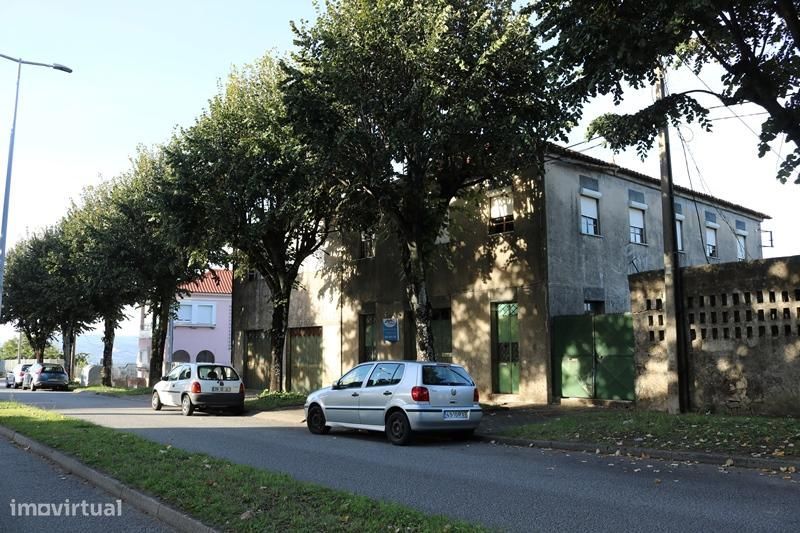 Propriedade c/ 1.800 m2 com  5  artigos urbanos em S. Vicente - Braga