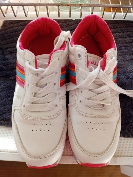 Взуття для дівчинки.