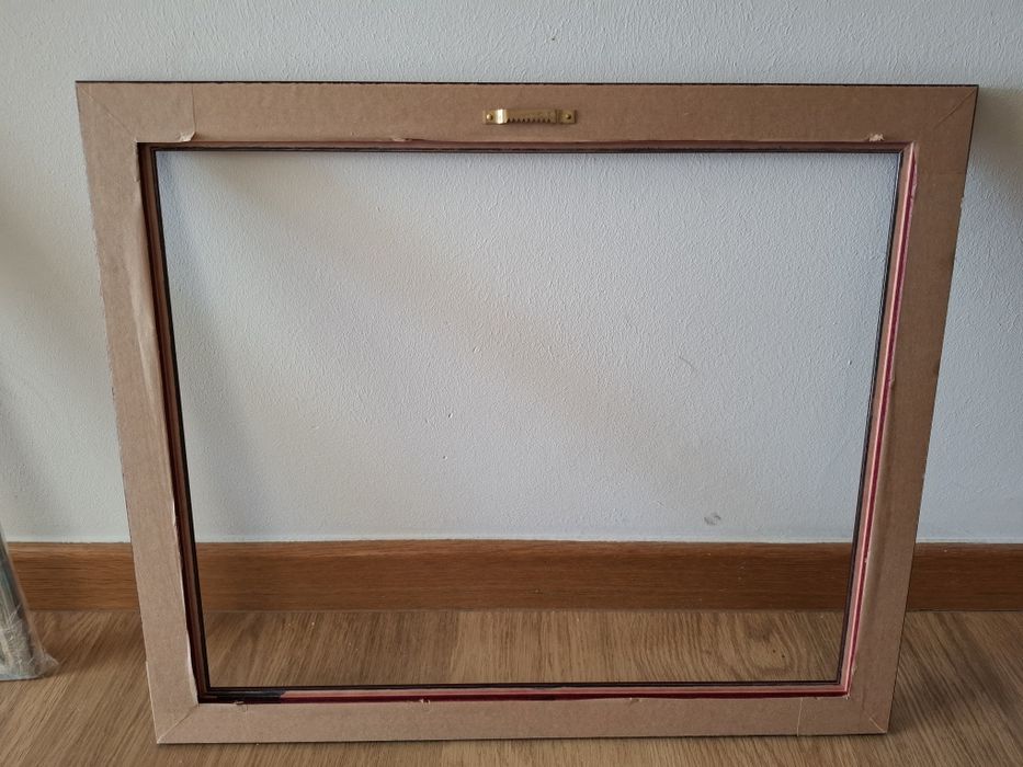 Moldura bordeaux de madeira usada