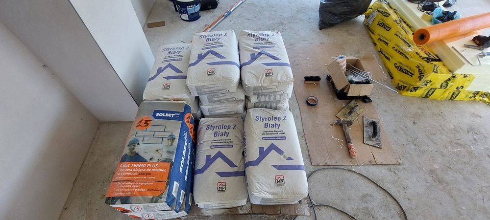 Pozostałości po elewacji(klej biały i szary