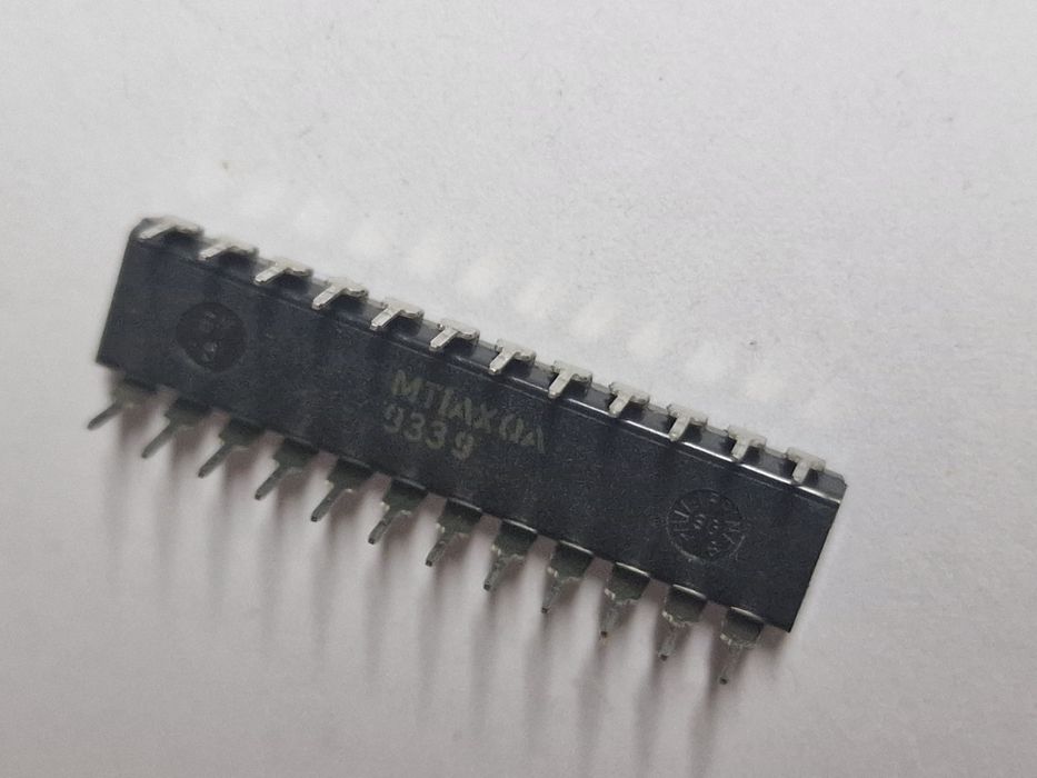#1153   MAX122BCNG - Maxim