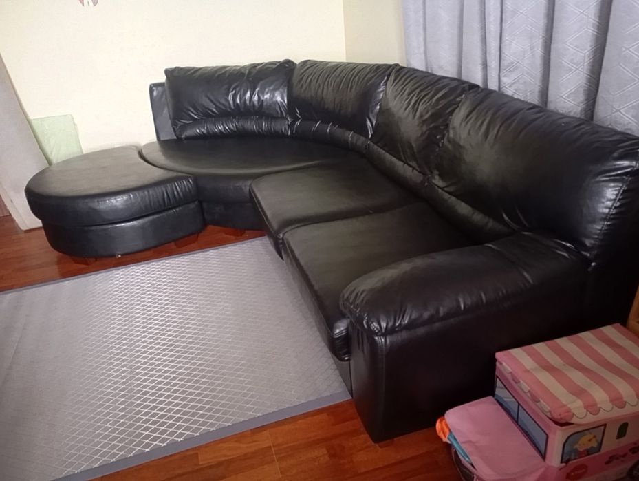 Sofá grande preto resistente