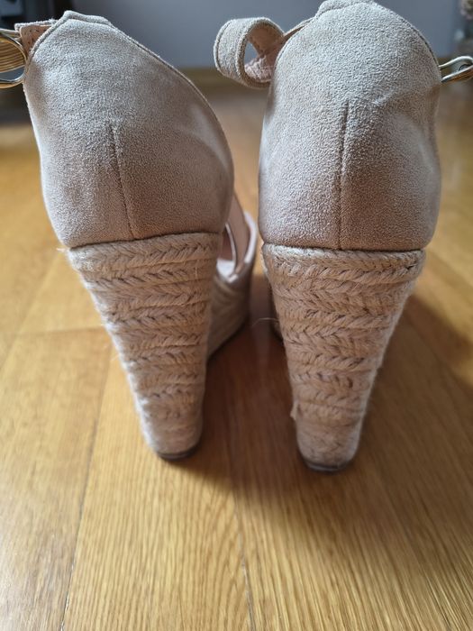 Beżowe espadryle koturny
