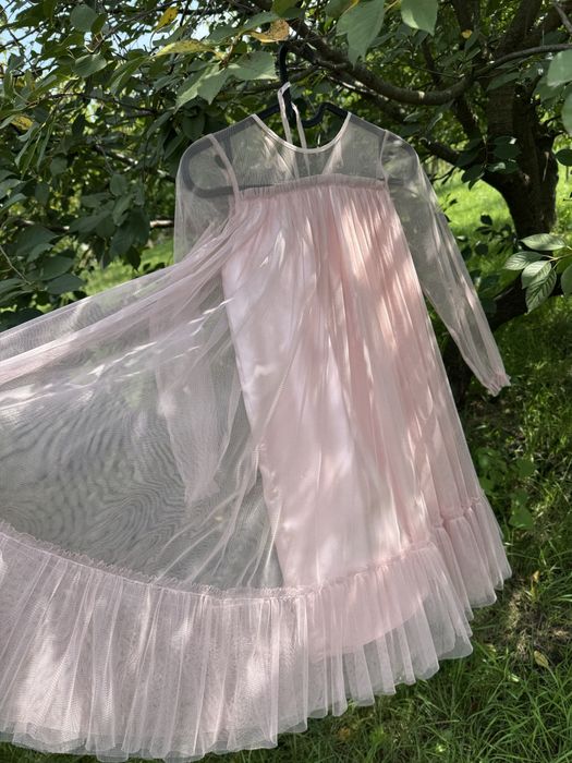 Дуже красива сукня. В чудовому стані. На зріст від 128 до 140 см