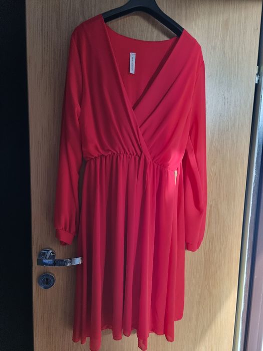 Zwiewna czerwona sukienka