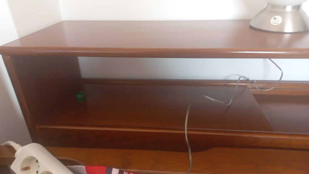 Cómoda/ móvel com depósito no interior