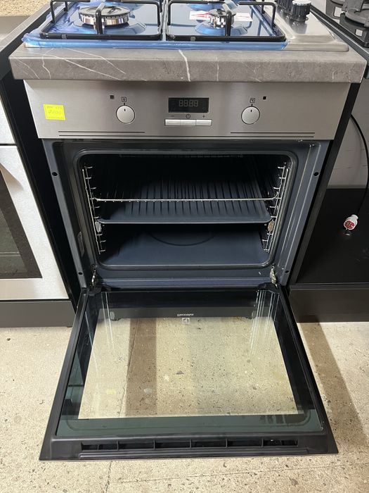 Вбудована кухня: газова поверхня і духова шафа в тумбі