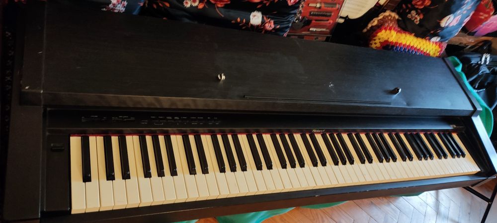 Piano Digital Roland HP 1700 para peças ou reparação