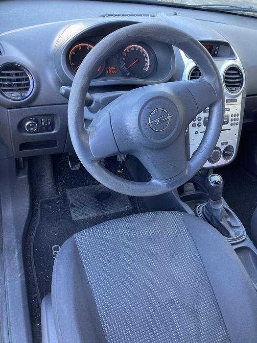 Opel Corsa 1.3 CDTI  diesel 5 lugares. Ano 2011