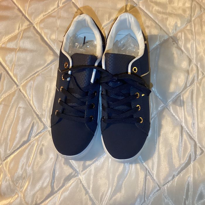 Sapatilhas  com detalhes dourados