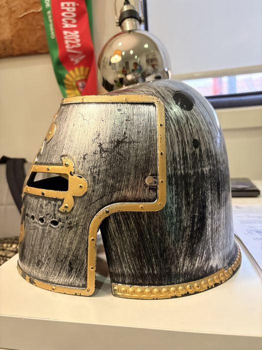 Capacete de Guerreiro Medieval