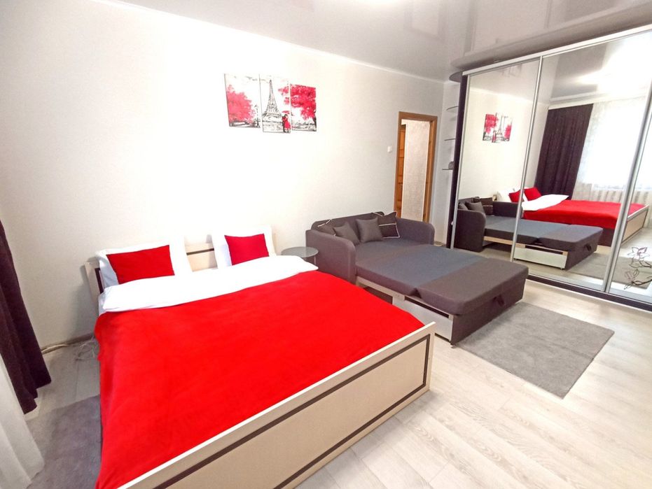 Здається подобово однокімнатна квартира з кондиціонером.