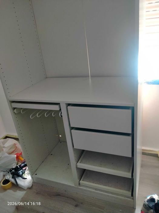 Guarda roupa em forma de closet sem portas