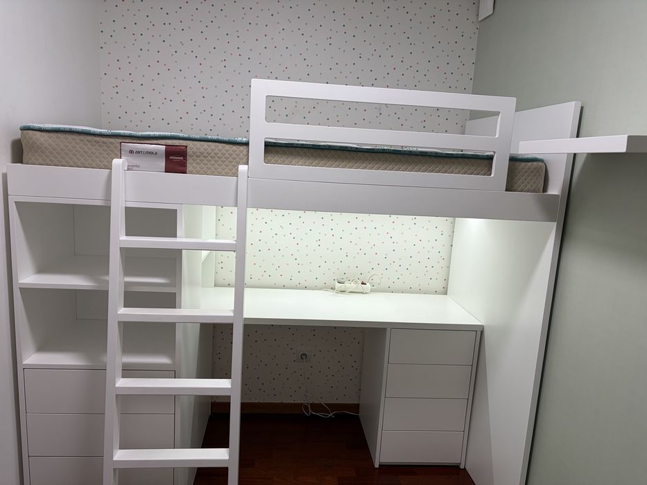 Vendo beliche infantil/juvenil, ideal para otimizar  o espaço do quarto. Estrutura moderna em branco, muito funcional e com bastante arrumação.