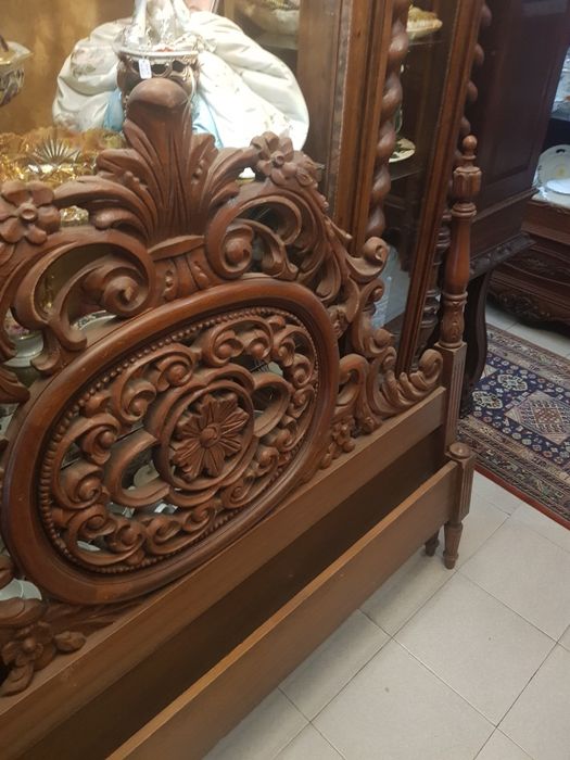 Cama antiga com talha