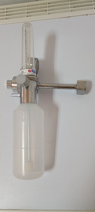 Reduktor tlenowy medyczny z nawilzaczem.