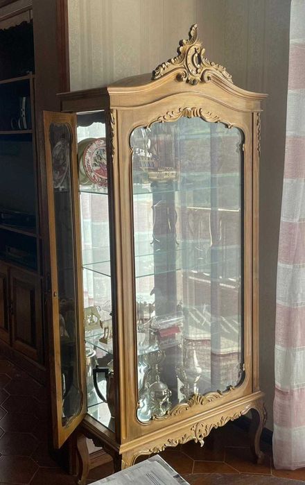 Vitrine clássica em madeira maciça – excelente estado
