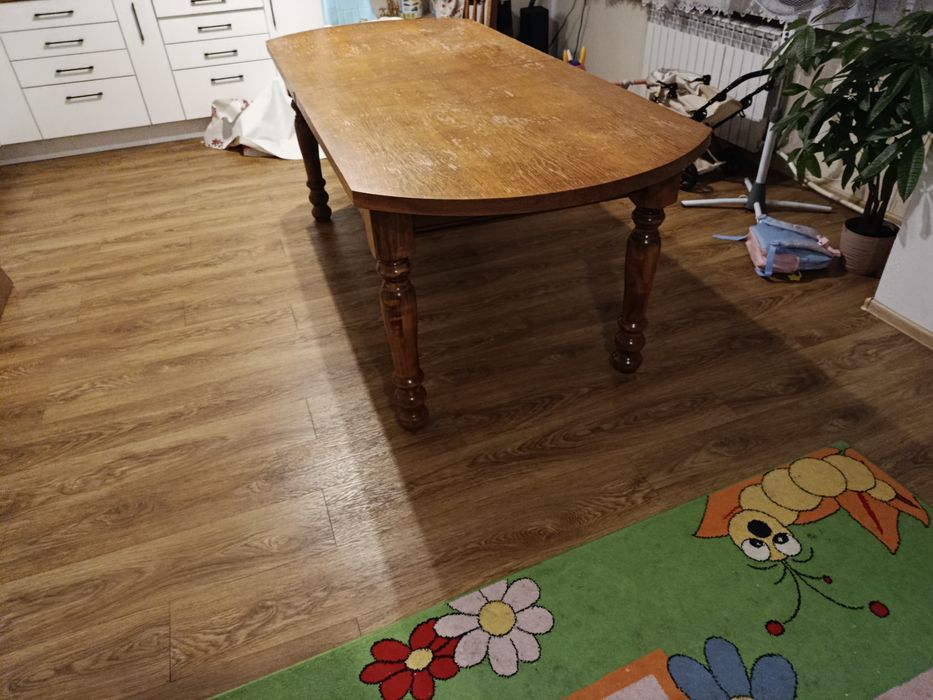 Sprzedam stół rozkładany z 8 krzesłami