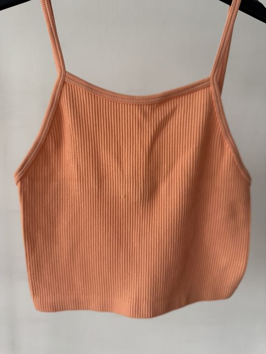 Prążkowany krótki crop top w prążki prążek elastyczny na ramiączkach
